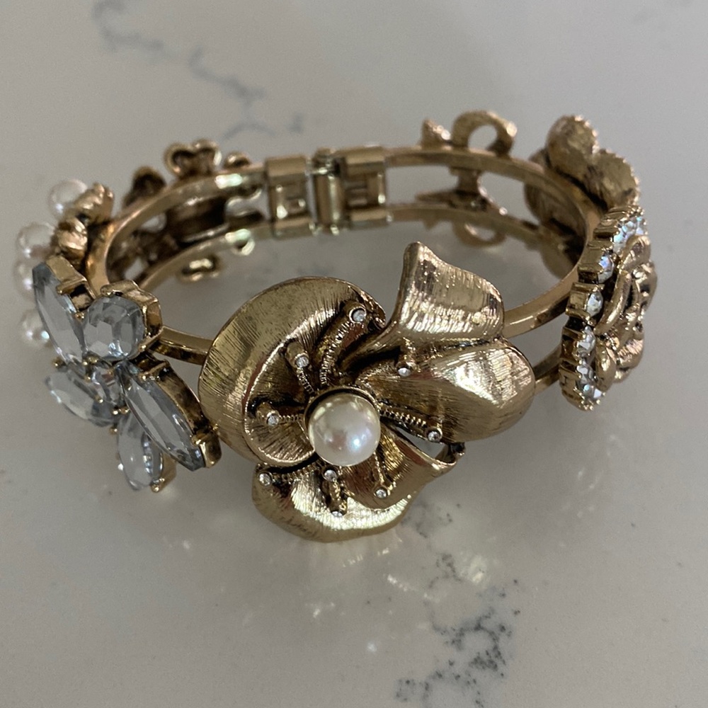 Goldtone bracelet with pearls and crystals